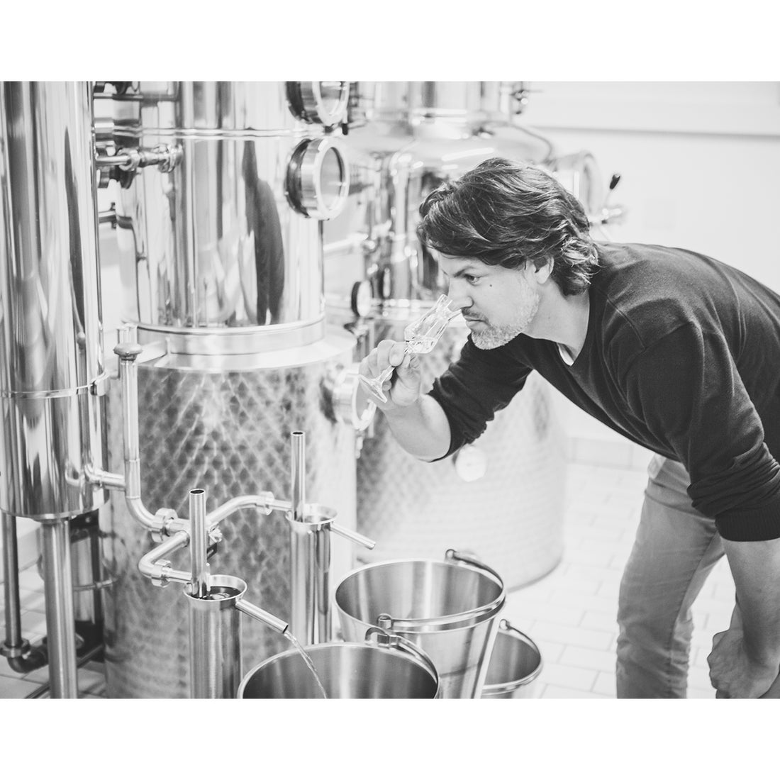 Ein neuer Batch läuft in die Flaschen